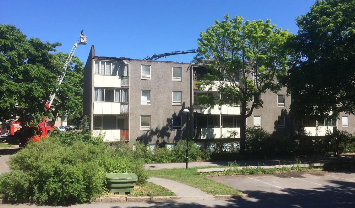En brand bröt ut i ett flerfamiljshus i Vällingby i nordvästra Stockholm på lördagskvällen. Foto: Tony Lingefors/Epoch Times