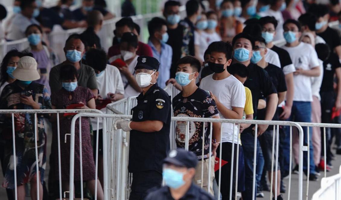 


Människor som haft kontakt med Xinfadi matmarknad eller någon person som varit där, köar för att ta en nukleinsyratest för covid-19 vid ett provtagningscenter den 17 juni 2020, i Peking. Foto: Lintao Zhang, Getty Images

                                                                                                                                    