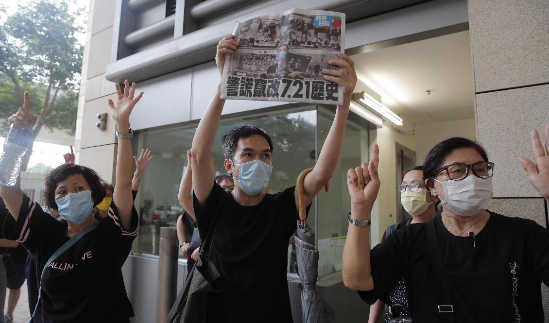 Demokratidemonstranter i Hongkong i torsdags, i samband med att polisen greps 16 personer, inklusive två parlamentsledamöter.  Foto: Kin Cheung/AP/TT