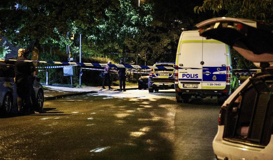 En man har förts till sjukhus med livshotande skador efter en skottlossning i Upplands Väsby, norr om Stockholm. Foto: Dennis Glennklev/TT