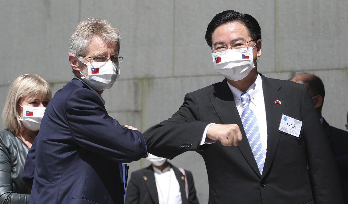 Talmannen i Tjeckiens parlament, Milos Vystrcil, hälsas av Taiwans utrikesminister Joseph Wu i samband med ett tal på ett universitet i Taipei. Foto: Chiang Ying-Ying/AP/TT