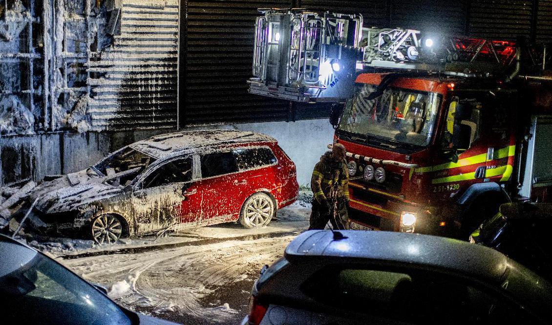 
Fler än 15 bilar har skadats eller totalförstörts i bränder under natten mot torsdag, branden spred sig sedan till en fastighet intill och boende tvingades evakuera. Foto: Adam Ihse/TT                                            