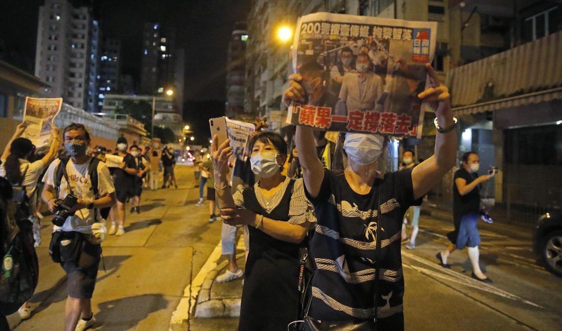 
Mediemogulen Jimmy Lais supportrar på gatorna i Hongkong i samband med att han släpptes från en polisstation i augusti efter det att han hade gripits med stöd av den nya säkerhetslagen. Foto: Kin Cheung/AP/TT                                            