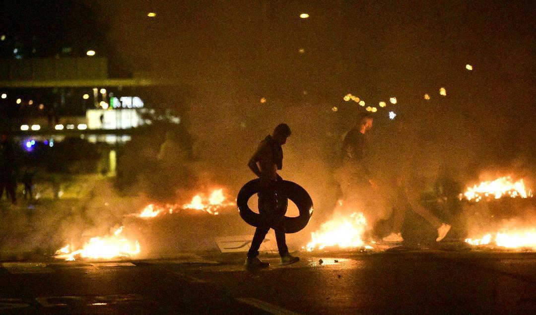 Demonstranter bränner däck efter koranbränningen i Malmö förra helgen. Foto: TT