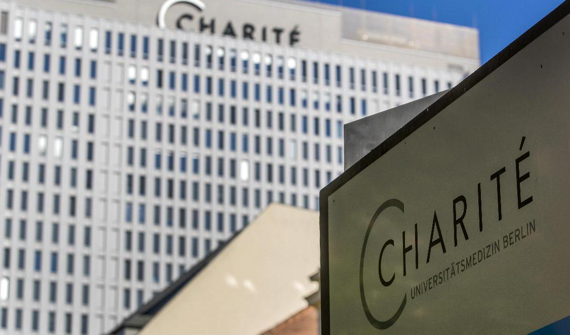 Aleksej Navalnyj ligger i koma på Charitésjukhuset i Berlin. Foto: Michael Sohn/AP/TT