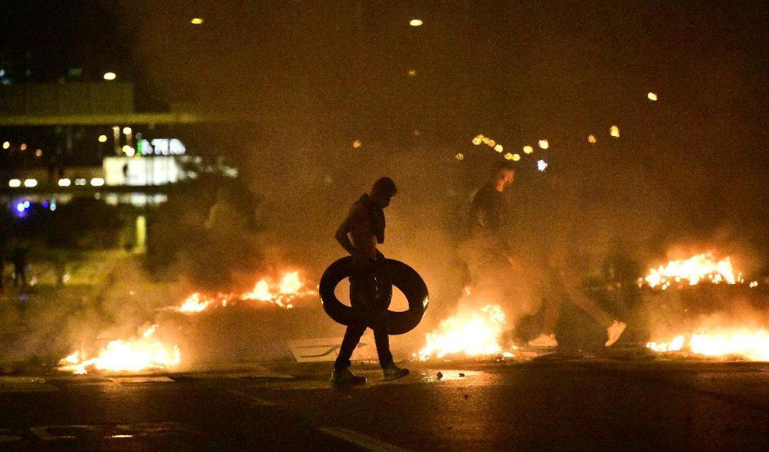 Demonstranter bränner däck efter en koranbränning i Malmö – en händelse som ledde till omfattande protester och oroligheter i Rosengård. Arkivbild. Foto: TT