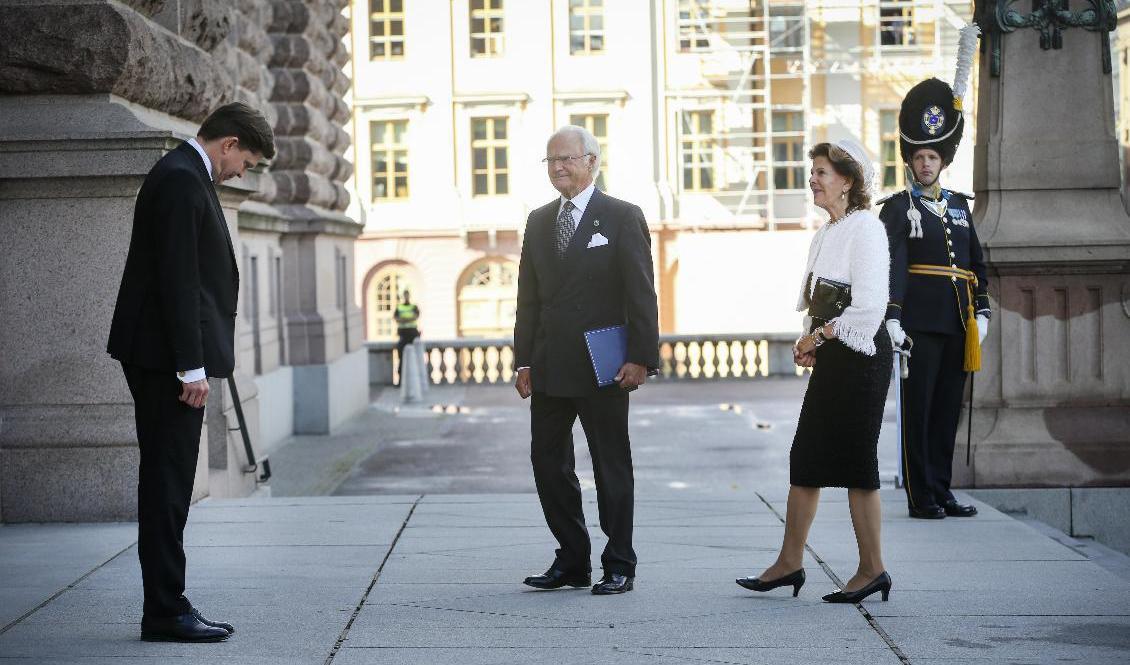 Kung Carl Gustaf och drottning Silvia tas emot av talman Andreas Norlén vid ankomsten till riksmötets öppnande. Foto: Sören Andersson/TT
