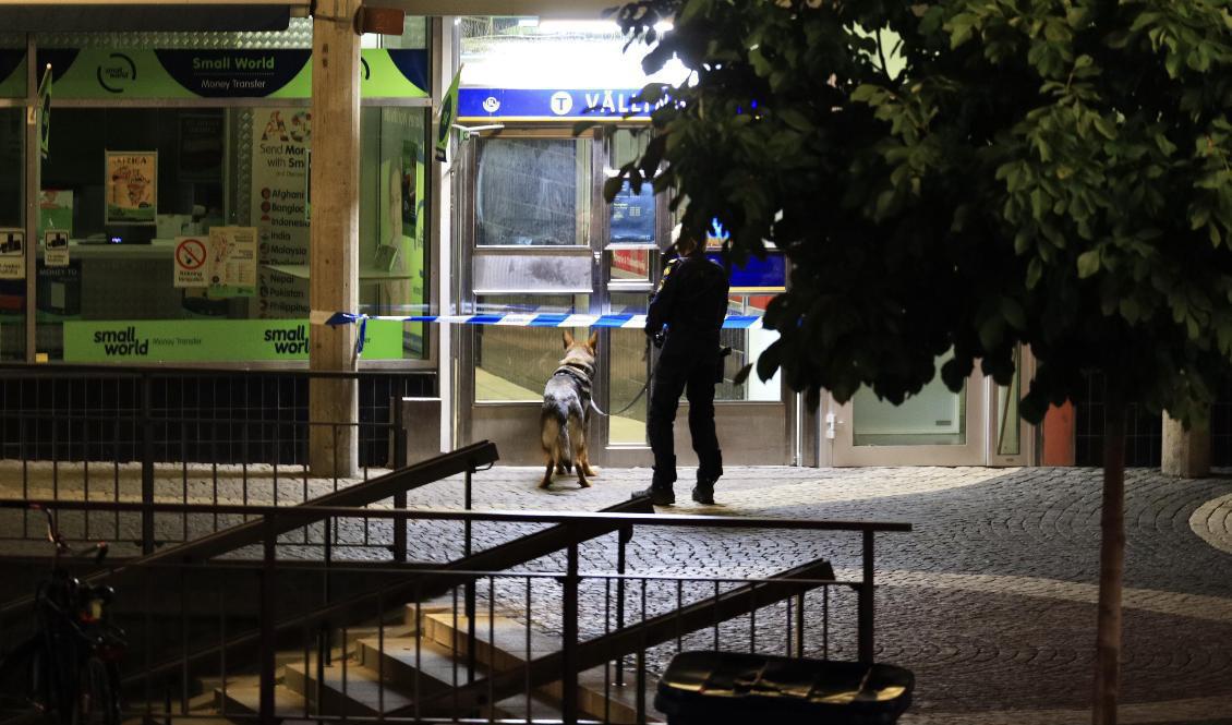 En större polisinsats har inletts efter att två personer hittats med troliga skottskador i Vällingby i västra Stockholm. Foto: Dennis Glennklev/TT