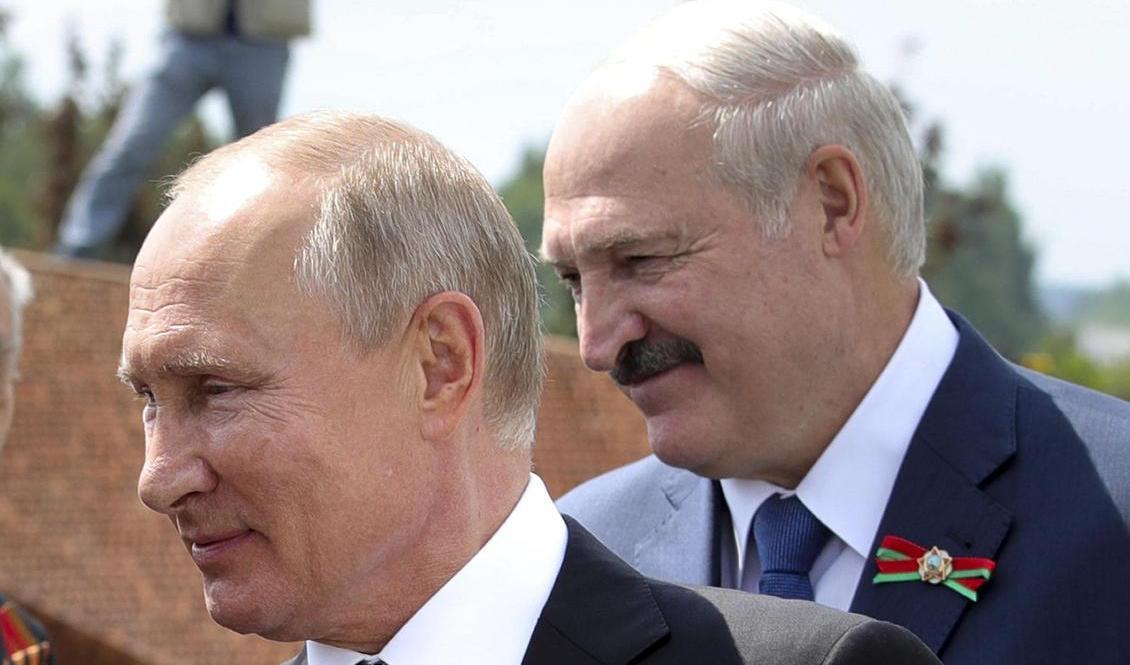 Rysslands president Vladimir Putin tillsammans med Aleksandr Lukasjenko under en öppningsceremoni av ett andra världskrigsmonument i Ryssland i juni. Foto: Mikhail Klimentyev/AP/TT