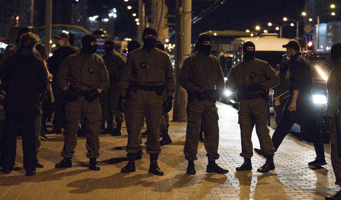 Poliser i Minsk. Bilden är från tidigare i veckan. Foto: AP/TT