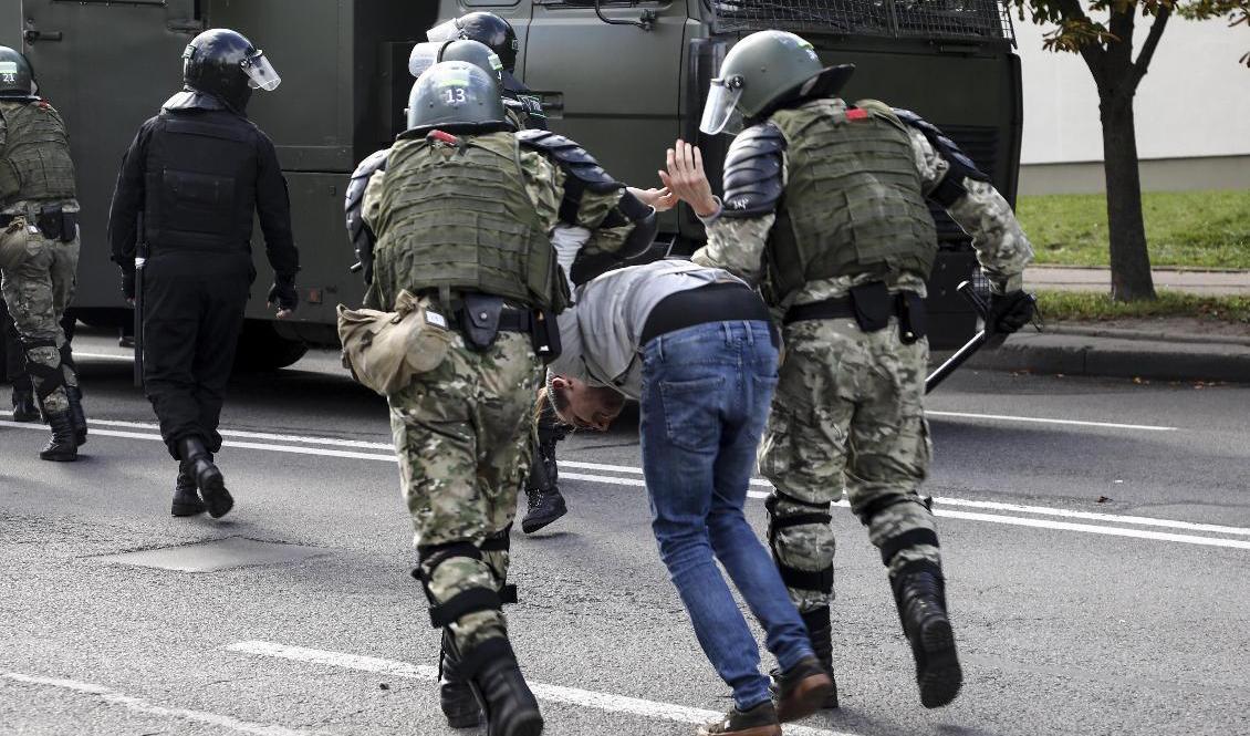 En demonstrant grips i samband med söndagens protester i Minsk, Belarus. Foto: TUT.by via AP/TT
