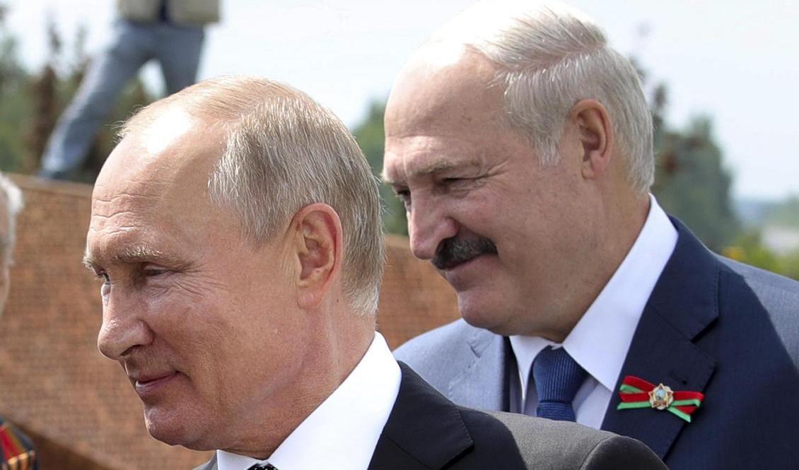 Belarus auktoritäre ledare Aleksandr Lukasjenko ska träffa Rysslands president Vladimir Putin i Sotji. Bilden är från ett tidigare möte. Foto: Mikhail Klimentjev/AP/TT