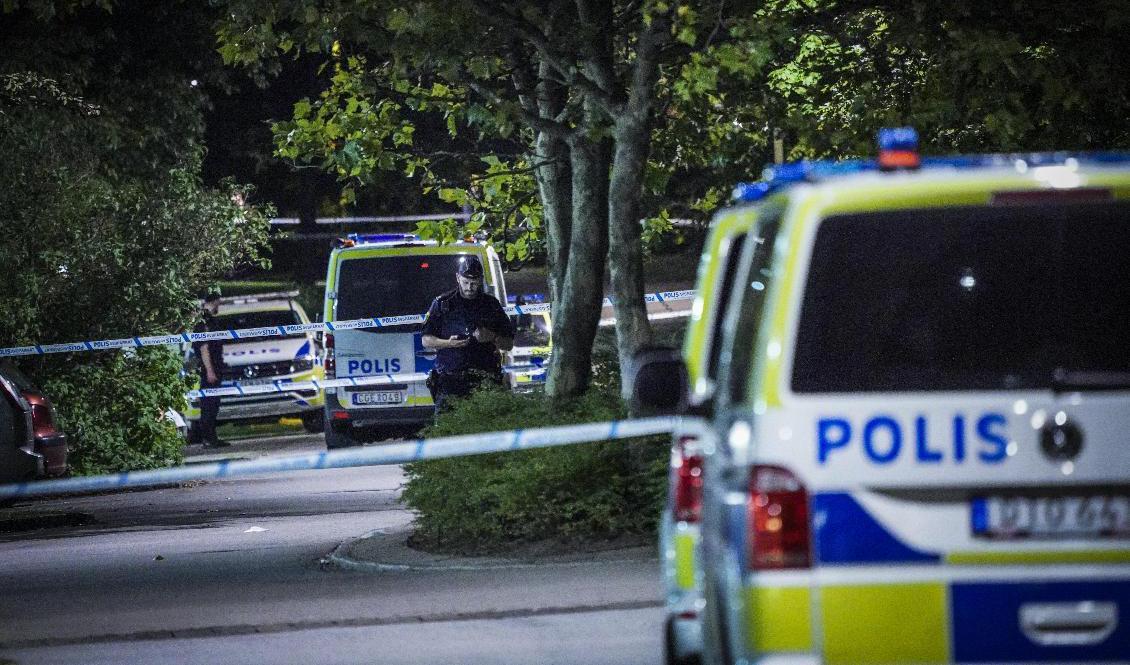 Polis vid avspärrning i stadsdelen Hyllie i Malmö där en man i 20-årsåldern hittades skjuten i måndags. Arkivbild.  Foto: Johan Nilsson/TT