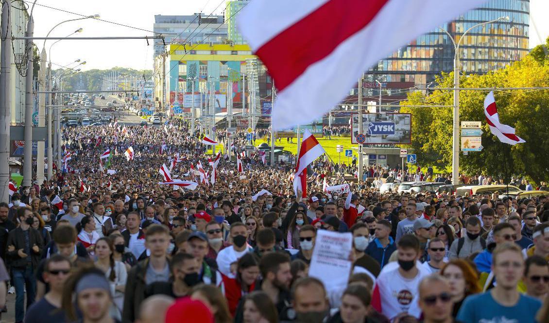 Demonstranter i Belarus huvudstad Minsk på söndagen. Foto: TUT.by via AP/TT