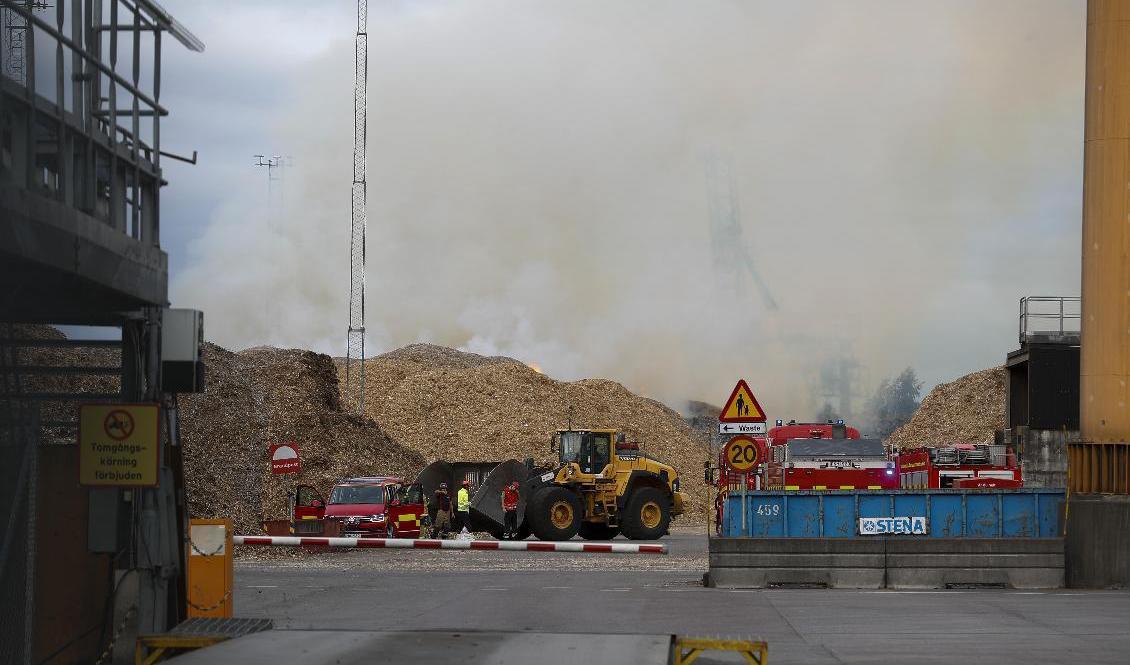 Räddningstjänsten försöker få kontroll över en mycket kraftig brand i Norrköping. Foto: Stefan Jerrevång/TT