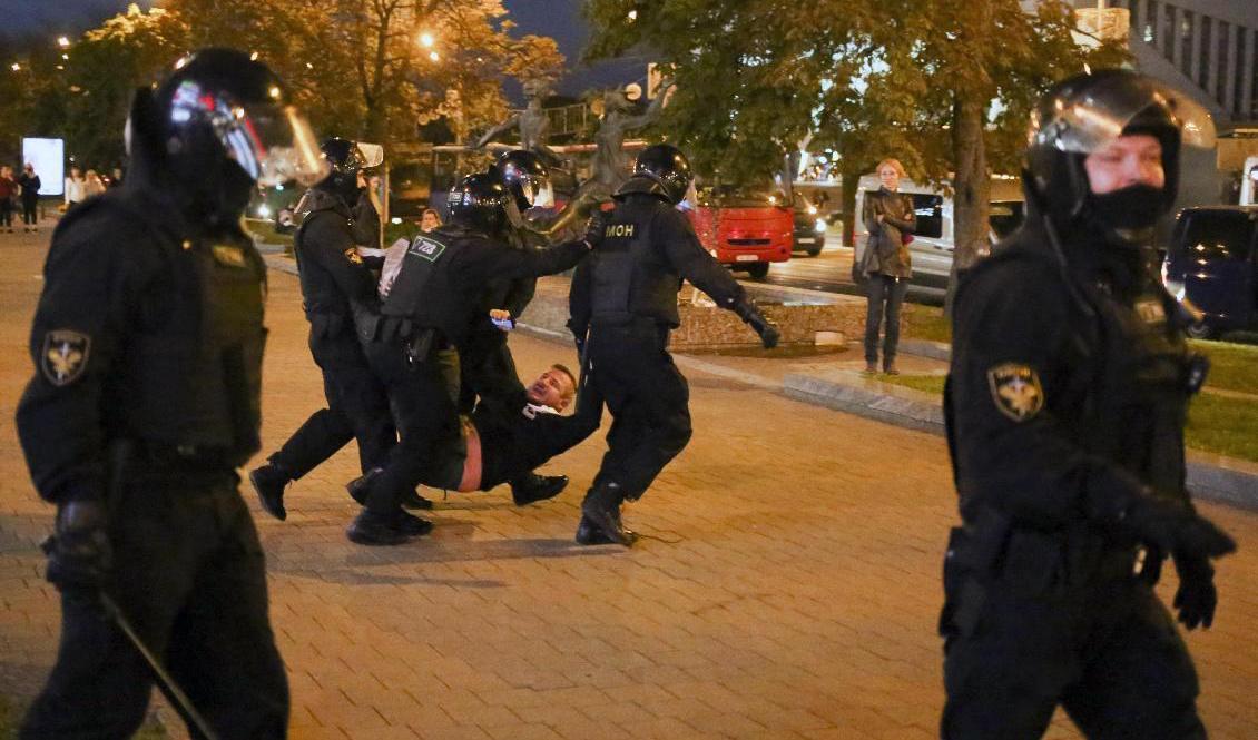 Poliser från den ökända Omon-styrkan ingriper mot oppositionella missnöjesyttringar i Minsk. Här bär de iväg en man. Foto: Tut.by via AP/TT