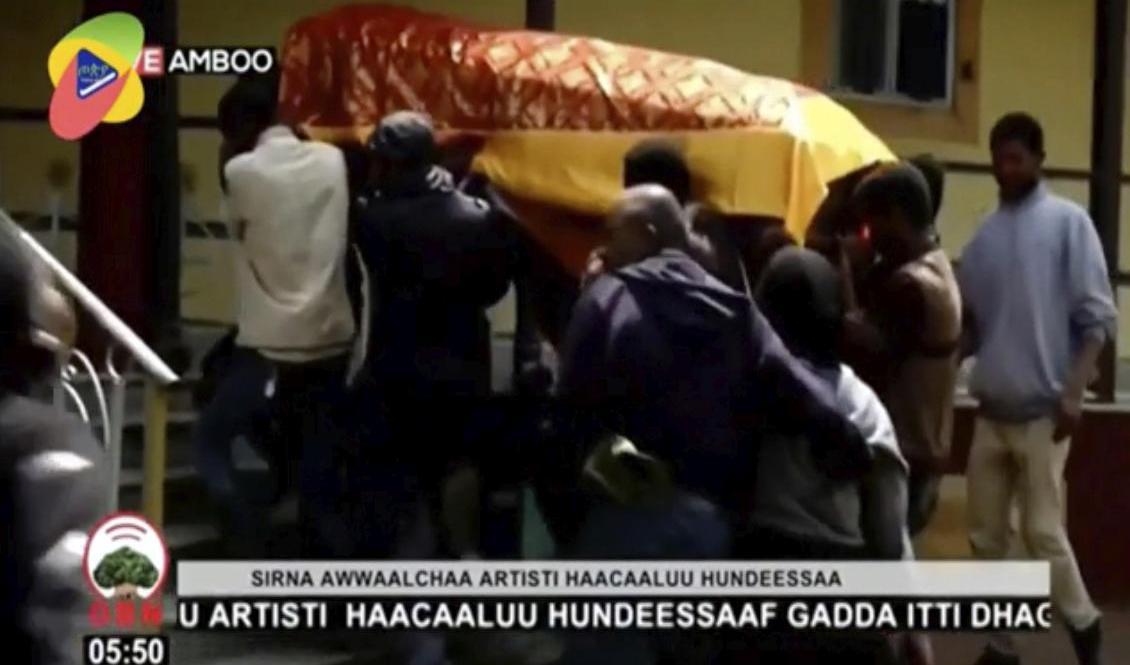 
Bild från en tv-sändning av Hachalu Hundessas begravning i juli. Arkivbild. Foto: OBN/AP/TT                                            