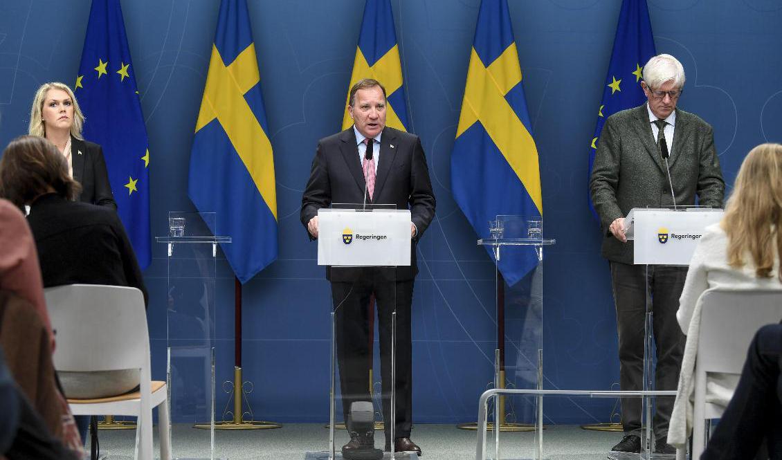 Socialminister Lena Hallengren (S), statsminister Stefan Löfven (S) och Johan Carlson, generaldirektör för Folkhälsomyndigheten, höll en presskonferens under torsdagen. Foto: Fredrik Sandberg/TT