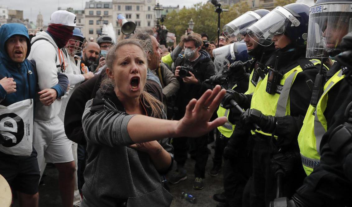 Flera poliser och demonstranter skadades vid en demonstration mot nedstängningsåtgärderna för att bromsa smittspridningen av covid-19 på lördagen. Foto: Frank Augstein/AP/TT