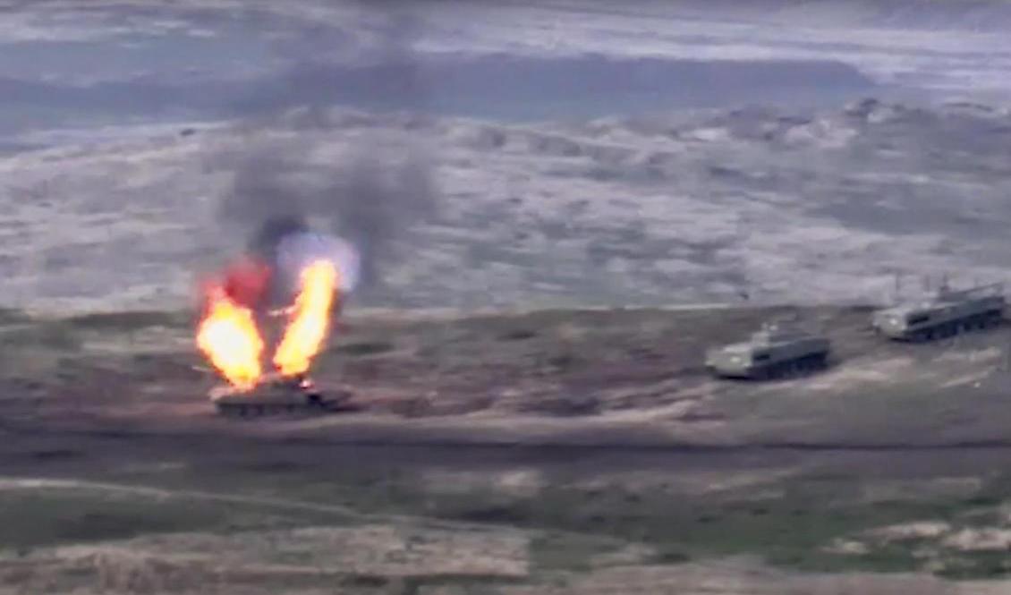 En azerisk stridsvagn exploderar, på denna stillbild från en video distribuerad av Armenien. Foto: Armeniska försvarsdepartementet/AP/TT