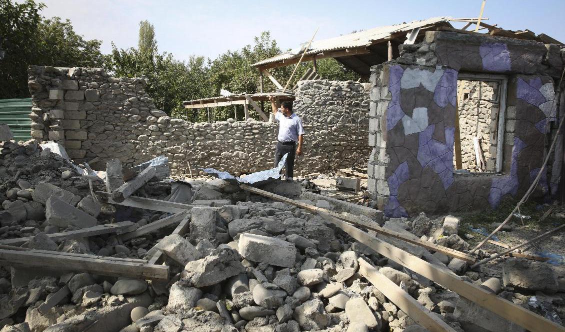 
En byggnad som förstörts av granater i de pågående striderna i Nagorno-Karabach. Foto: Aziz Karimov/AP/TT                                            