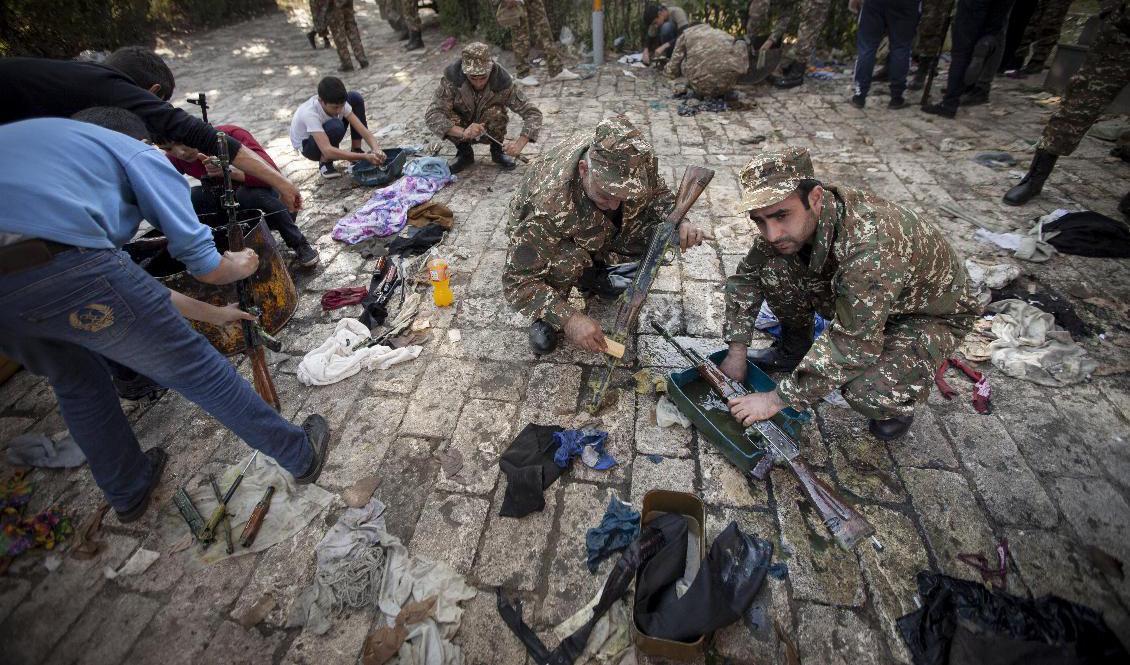 Soldater och volontärer i utbrytarregionen Nagorno-Karabach vid Azerbajdzjan och Armenien. Foto: Karen Mirzoyan/AP/TT
