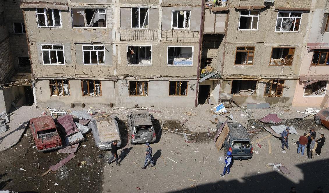 Ett bostadsområde i Nagorno-Karabachs största stad Stepanakert som uppges ha förstörts i striderna. Bild från 3 oktober. Foto: Aram Kirakosjan/AP/TT