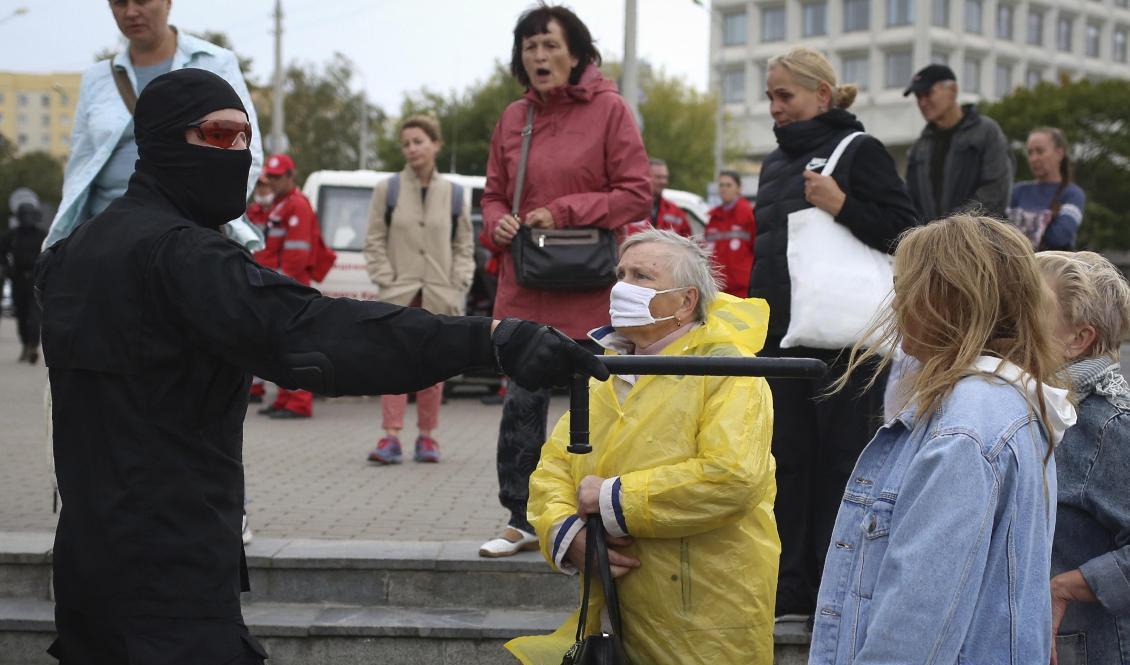 Kvinnor diskuterar med en polis under ett protestmöte i Minsk i slutet av september. Foto: Tut.by/AP/TT