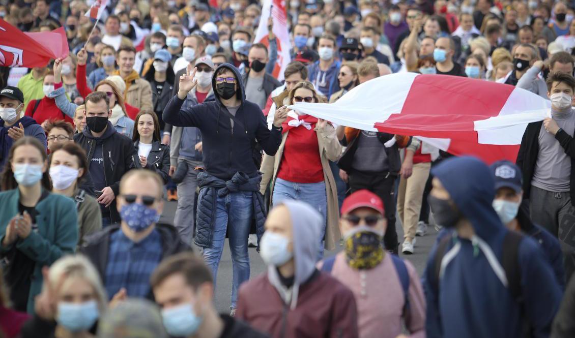 Människor på gatorna i Minsk demonstrerar i en bild från i söndags. Foto: AP/TT