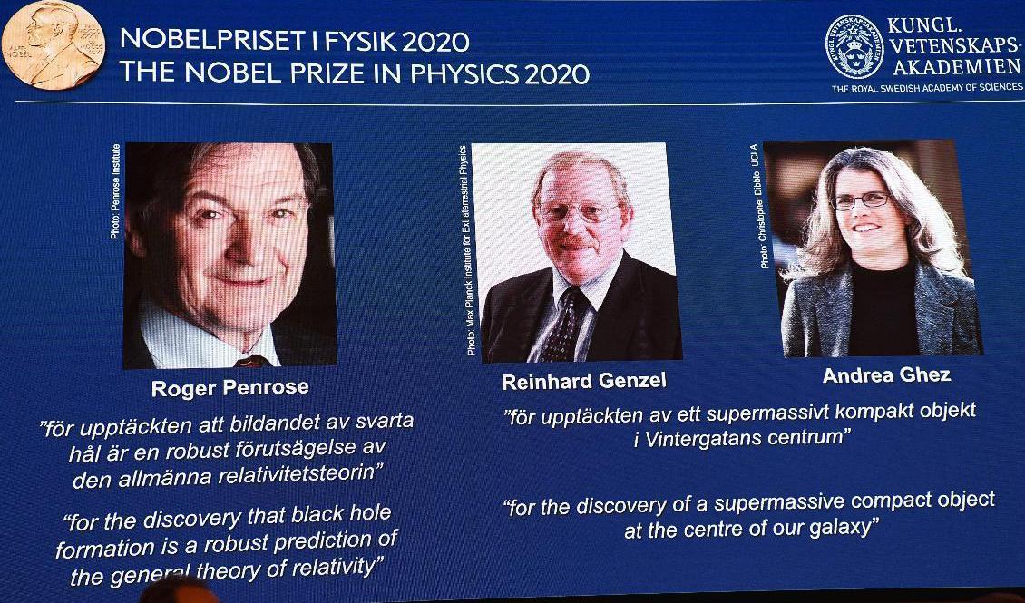 Roger Penrose, Reinhard Genzel och Andrea Ghez belönas med Nobelpris för sina upptäcker om svarta hål. Här syns de på en skärm från Vetenskapsakademiens presskonferens. Foto: Fredrik Sandberg/TT