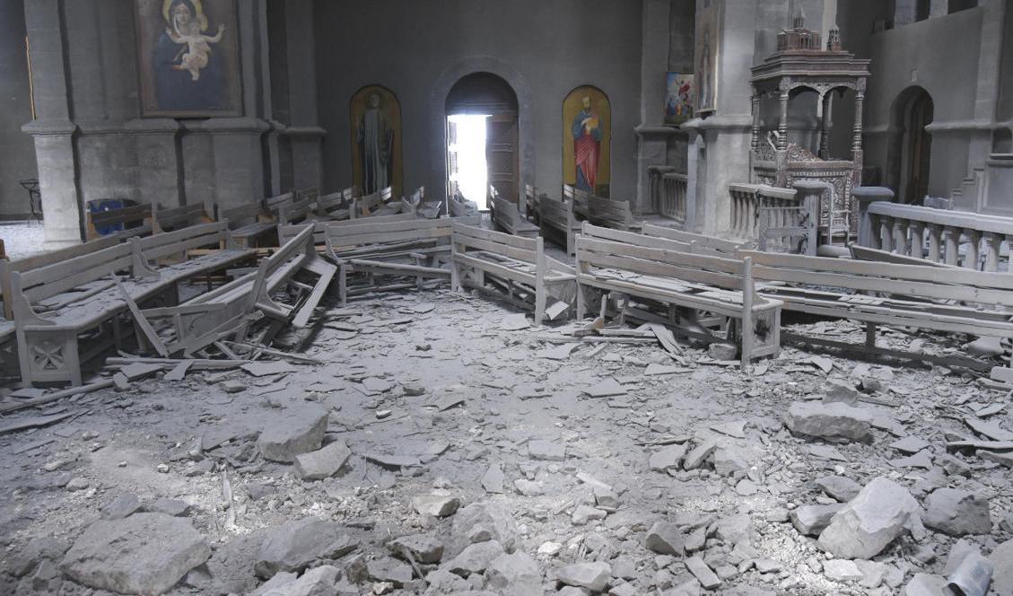 
En katedral som har fått skador av artillerield i samband med striderna om Nagorno-Karabach. Foto: David Ghahramanyan/AP/TT                                            