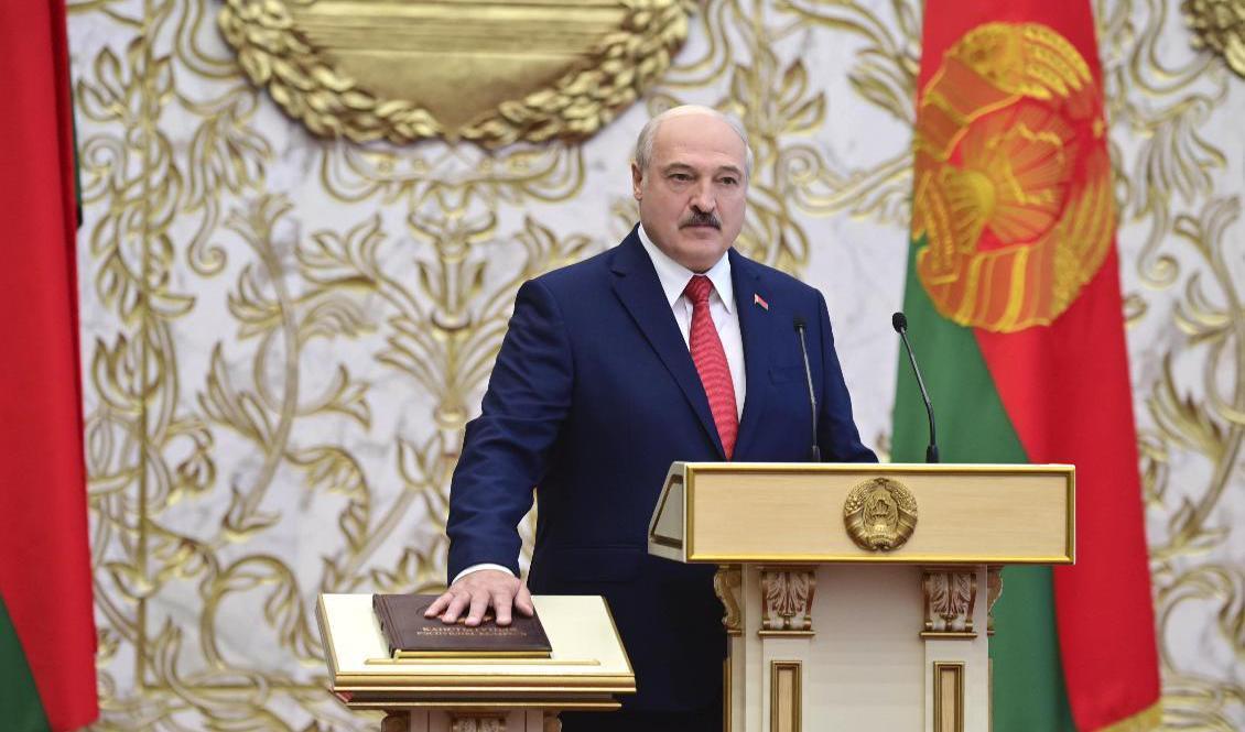 Belarus president Alexandr Lukasjenko svär eden den 23 september och inleder en sjätte mandatperiod som president. Arkivbild. Foto: Andrej Stasevich/AP/TT