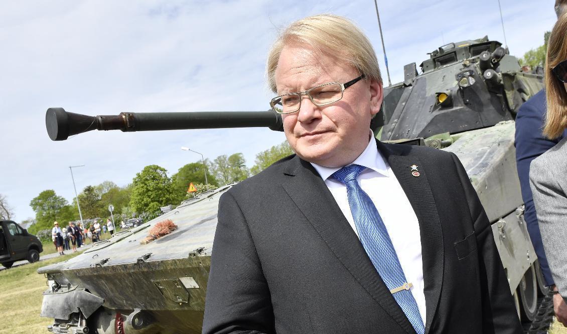 Försvarsminister Peter Hultqvist under invigningsceremoni Gotlands regemente P 18 i Visby 2018. Arkivbild. Foto: Jonas Ekströmer/TT