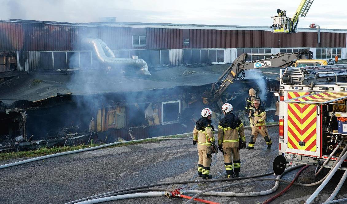 Brandstationen i Hörby går inte att rädda efter den kraftiga branden. Foto: Johan Nilsson/TT