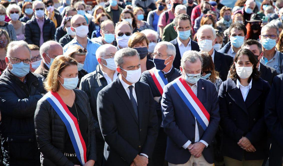 En tyst minut för den mördade läraren hålls i Bayonne i sydvästra Frankrike. Foto: Bob Edme/AP/TT