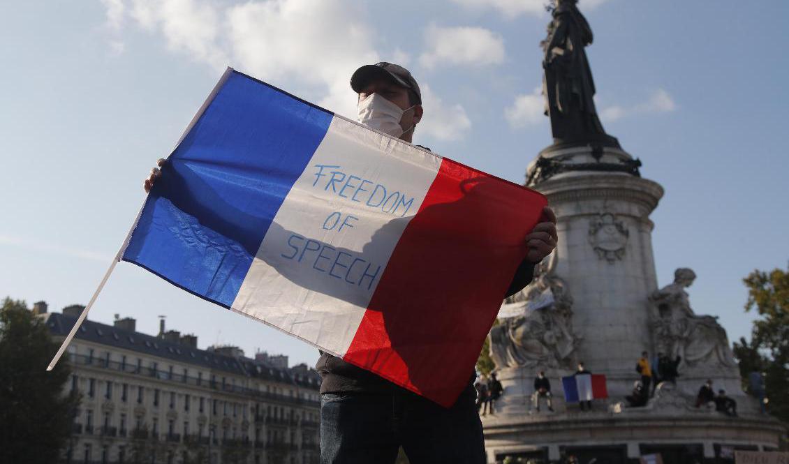 En man demonstrerar för yttrandefrihet efter mordet på en fransk historielärare. Bild från 18 oktober. Foto: Michel Euler/AP/TT