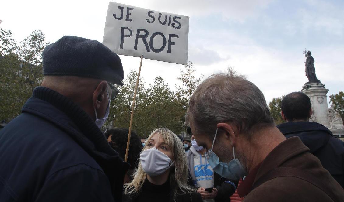 En manifestation till stöd för Samuel Paty på Place de la République i Paris i söndags. Foto: Michel Euler/AP/TT