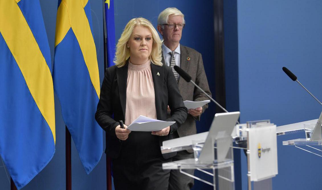 Socialminister Lena Hallengren och Folkhälsomyndighetens generaldirektör Johan Carlson meddelar att hela befolkningen nu ges samma coronaråd. Foto: Anders Wiklund/TT
