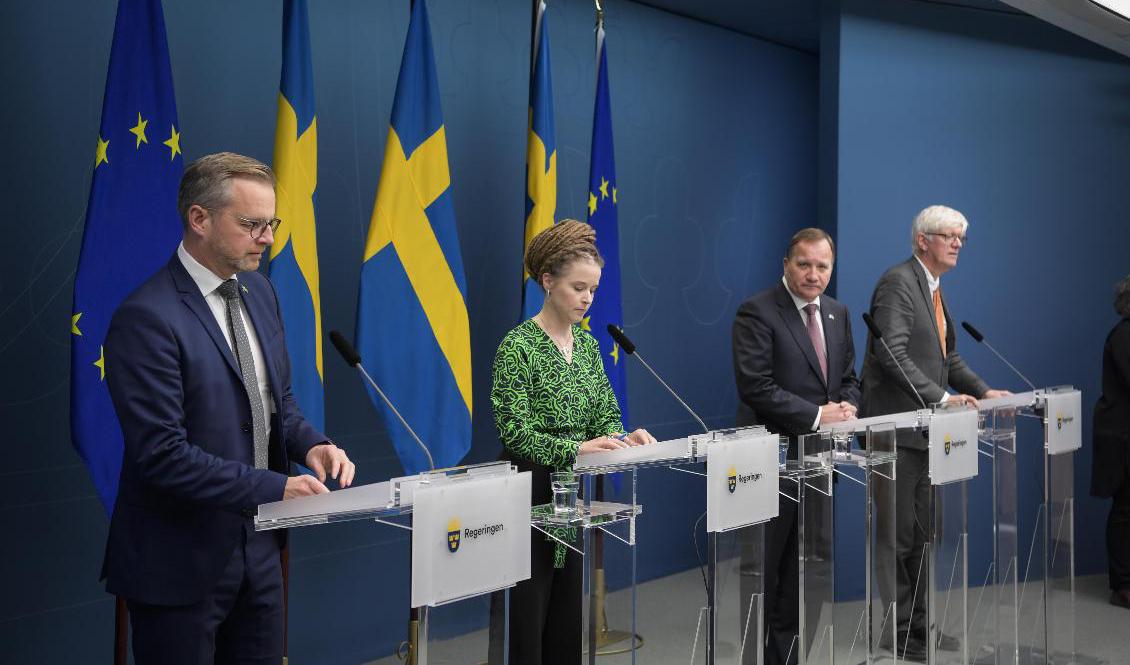 Statsminister Stefan Löfven under pressträffen tillsammans med inrikesminister Mikael Damberg, kultur- och demokratiminister Amanda Lind och Folkhälsomyndighetens generaldirektör Johan Carlson. Foto: Amir Nabizadeh/TT