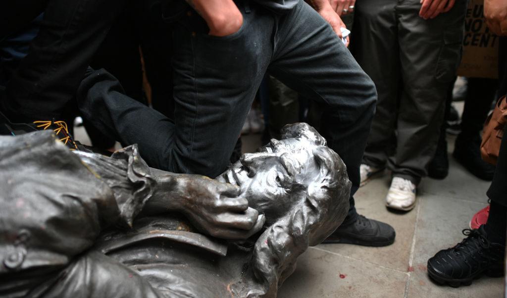 Politiska aktivister störtar en skulptur av Edward Colston (1636-1721) under  en Black Lives Matter-protest i Bristol, Storbritannien. Foto: Ben Birchall/PA/ Getty Images