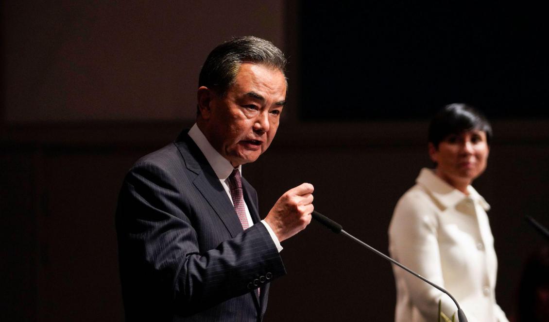 Kinas utrikesminister Wang Yi och Norges utrikesminister Ine Eriksen Soreide deltar på en presskonferens efter samtal under ett besök i Norge den 27 augusti 2020 i Oslo. Foto: Heiko Junge / NTB Scanpix / AFP via Getty Images