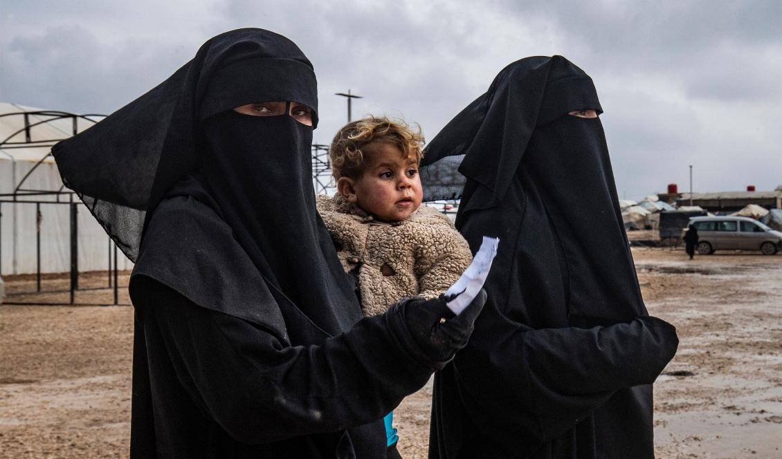 Två kvinnor och ett barn i det kurdiska lägret al-Hol där familjer till terrororganisationen IS hålls. Bilden är från den 9 december 2019. Foto: Delil Souleiman/AFP via Getty Images