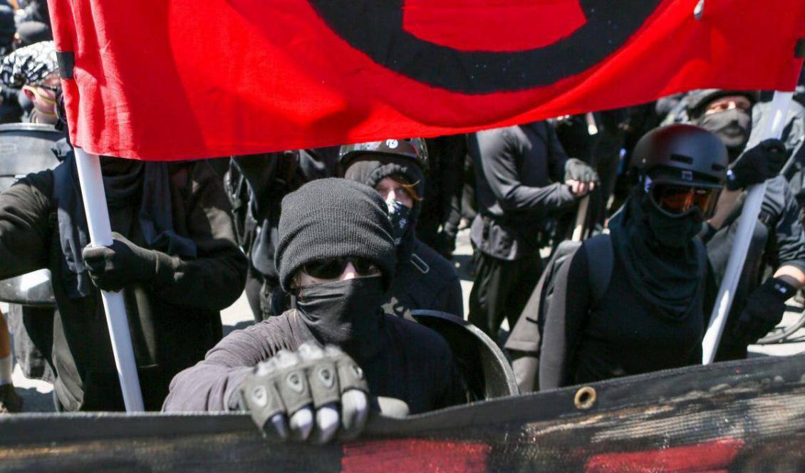 Antifamedlemmar och motaktivister samlade vid ett möte vid Martin Luther King Jr Park i Berkeley, Kalifornien, den 27 augusti, 2017. Foto: Amy Osbourne/AFP/Getty Images