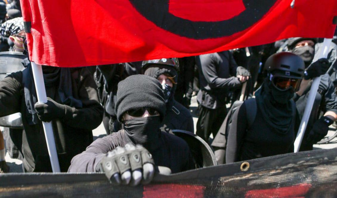 




Antifamedlemmar och motaktivister samlade vid ett möte vid Martin Luther King Jr Park i Berkeley, Kalifornien, den 27 augusti, 2017. Foto: Amy Osbourne/AFP/Getty Images                                                                                                                                                                                                                             