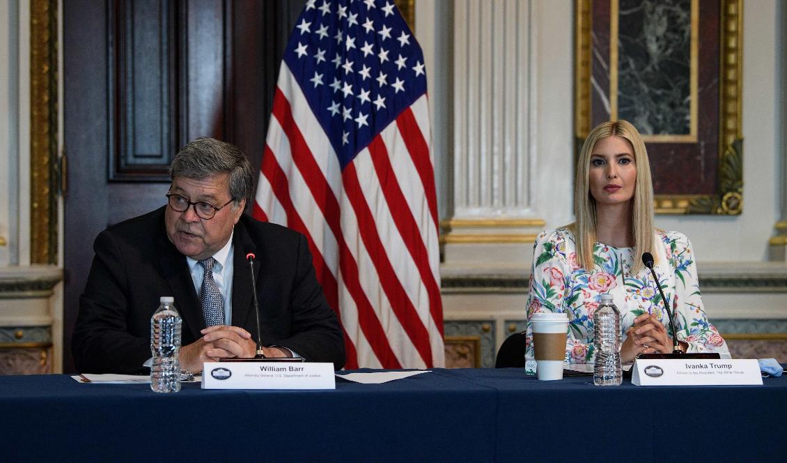 Ivanka Trump, dotter och rådgivare till USA:s president, Donald Trump, lyssnar på justitieminister William Barr under ett möte om människohandel i Eisenhower-byggnaden i Washington D.C. den 4 augusti 2020. Foto: Nicholas Kamm/AFP via Getty Images