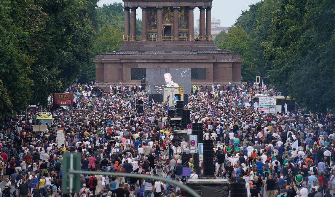 
Tiotusentals människor samlades i Berlin i Tyskland för att demonstrera mot coronarestriktioner. Foto: Sean Gallup/Getty Images                                            