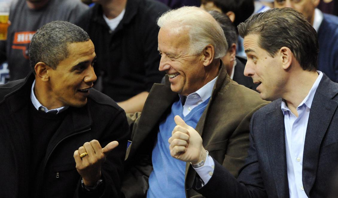 USA:s tidigare president Barack Obama, tidigare vicepresidenten Joe Biden och hans son Hunter Biden under en basketmatch i Washington D. C. den 30 januari 2010. Foto: Alexis C. Glenn-Pool/Getty Images
