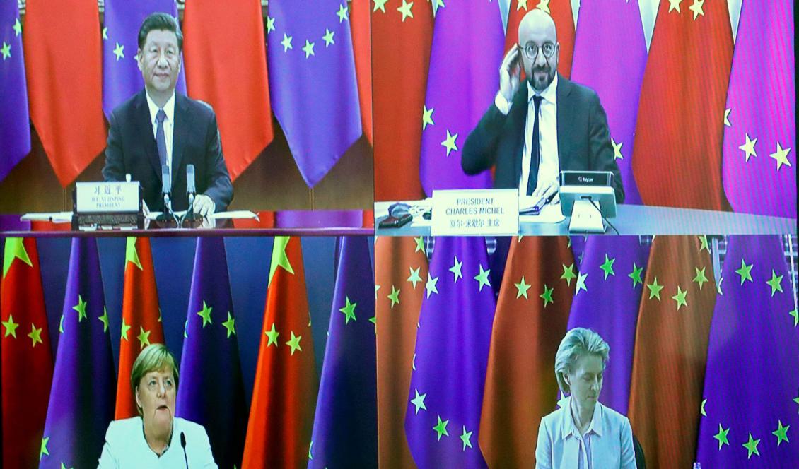 Kinas ledare Xi Jinping (uppe vä) vid ett videomöte med ordförande för Europarådet Charles Michel (uppe hö), ordförande för Europeiska kommissionen Ursula von der Leyen (nere vä) och tyska förbundskanslern Angela Merkel (nere hö), som en del av toppmötet mellan Kina och EU i Bryssel, den 14 september 2020. Foto: Yves Herman/POOL/AFP via Getty Images