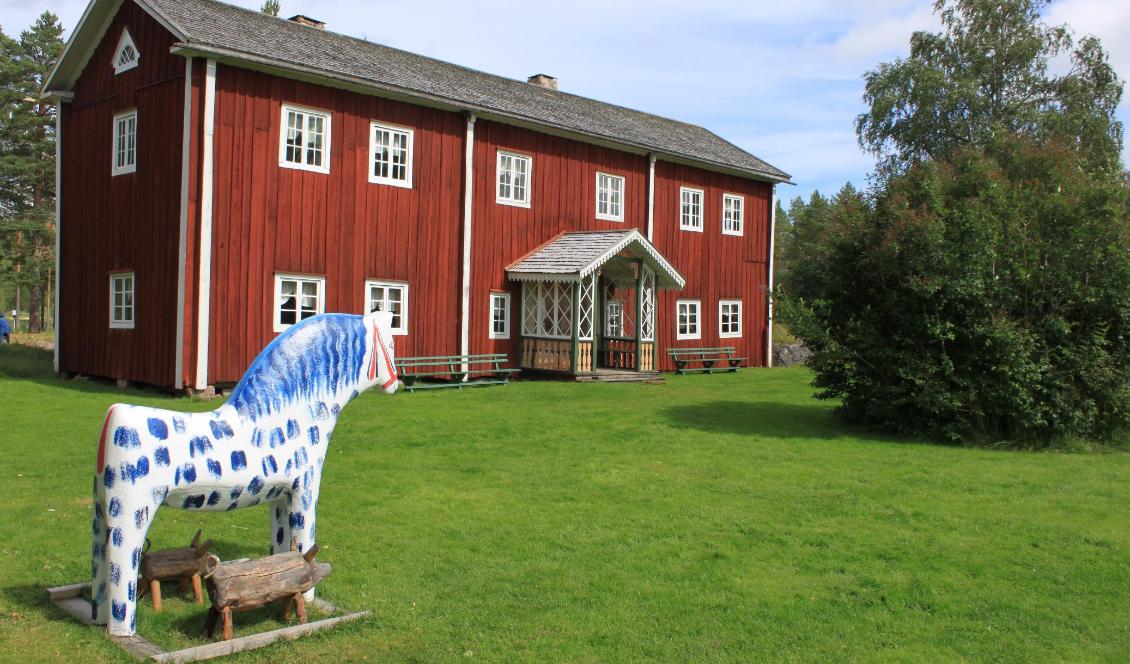 Det gamla boningshuset på Fågelsjö Gammelgård byggdes 1818, men gården har anor från 1700-talet. Här syns också trähästen, Fågelsjöhästen. Foto: Catasa/CC BY-SA 3.0