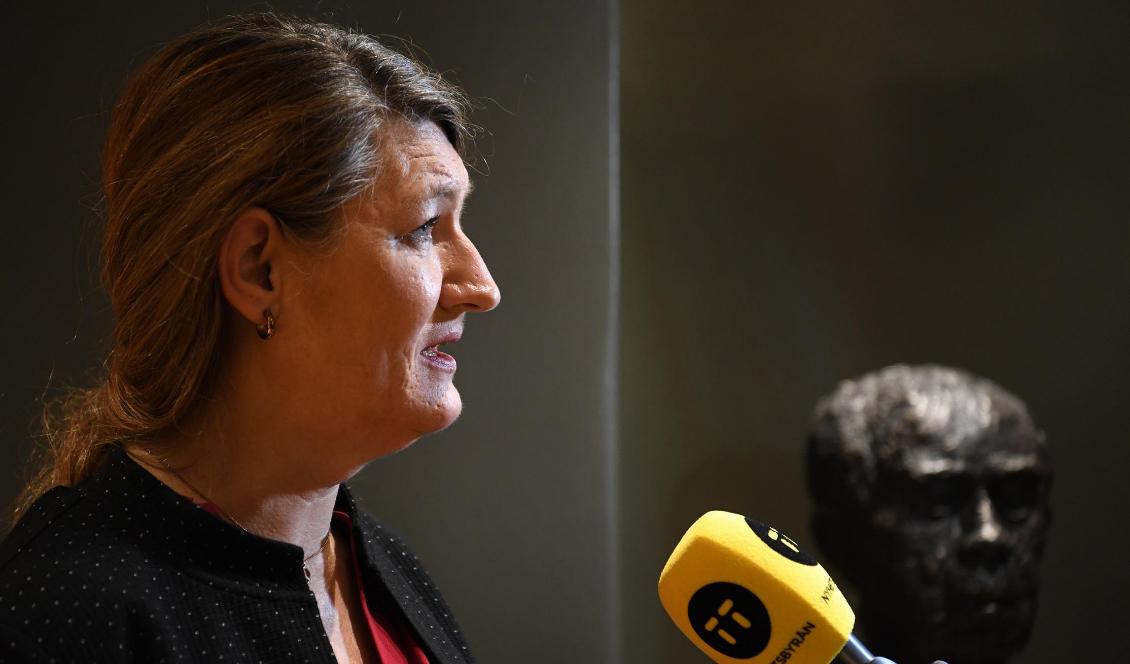 LO-ordföranden Susanna Gideonsson kommenterar las-förhandlingarna på en presskonferens på fredagen. Foto: Fredrik Sandberg/TT